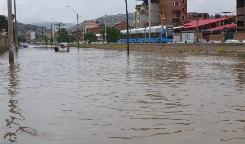  Intensa lluvia en Cochabamba deja calles y avenidas convertidas en ríos