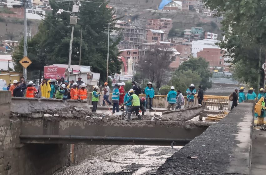  Tras torrencial lluvia, rehabilitan vías en la zona Sur de La Paz y el Alcalde pide prudencia en la población