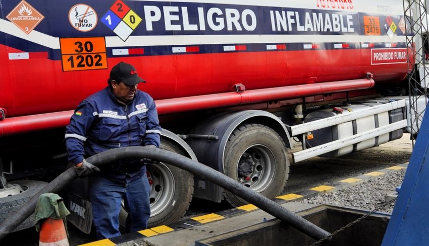  El 86% del diésel y el 56% de la gasolina que requiere Bolivia es importado, señala Arce
