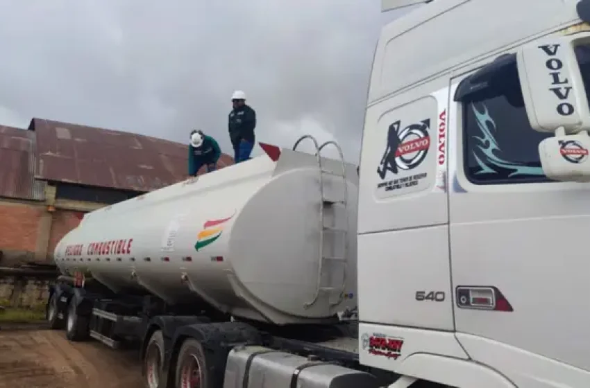  ¡VENENO EN EL TANQUE! CAE CISTERNA CON COMBUSTIBLE CONTAMINADO QUE AMENAZABA AL TRANSPORTE