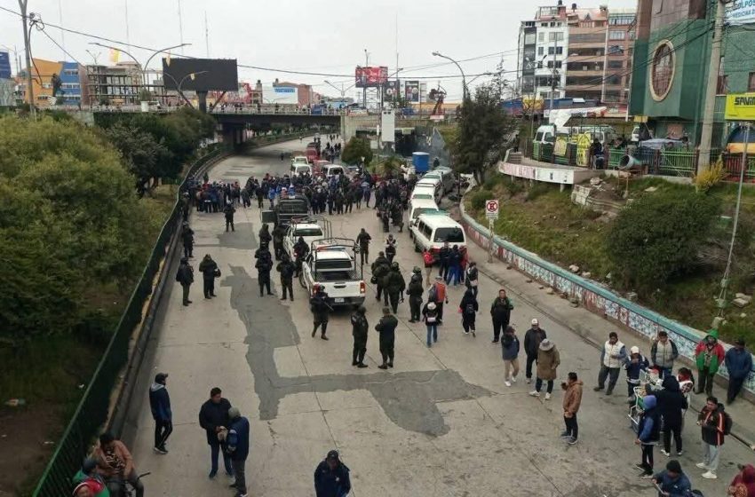  ¡VIAS LIBRES O CAOS! LA POLICÍA LANZA UNA OFENSIVA TOTAL CONTRA LOS BLOQUEOS EN LA PAZ