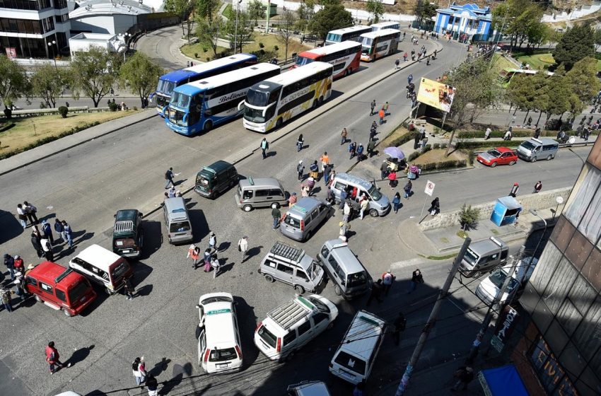  ¡LA PAZ BAJO LLAVE! CHOFERES ASFIXIAN LA CIUDAD POR EL CAOS DE LA GASOLINA