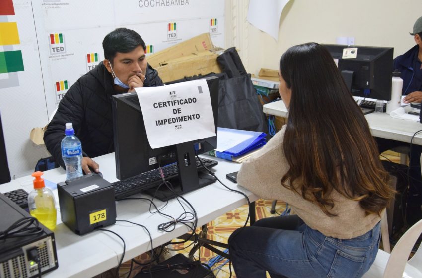  ¡CAE LA FALSIFICADORA! NEGOCIABA CON LA DEMOCRACIA VENDIENDO CERTIFICADOS FALSOS