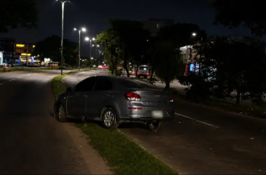 ¡CHOQUE Y FUGA! ABANDONÓ SU AUTO DESTROZADO EN PLENA AVENIDA TRAS BRUTAL IMPACTO